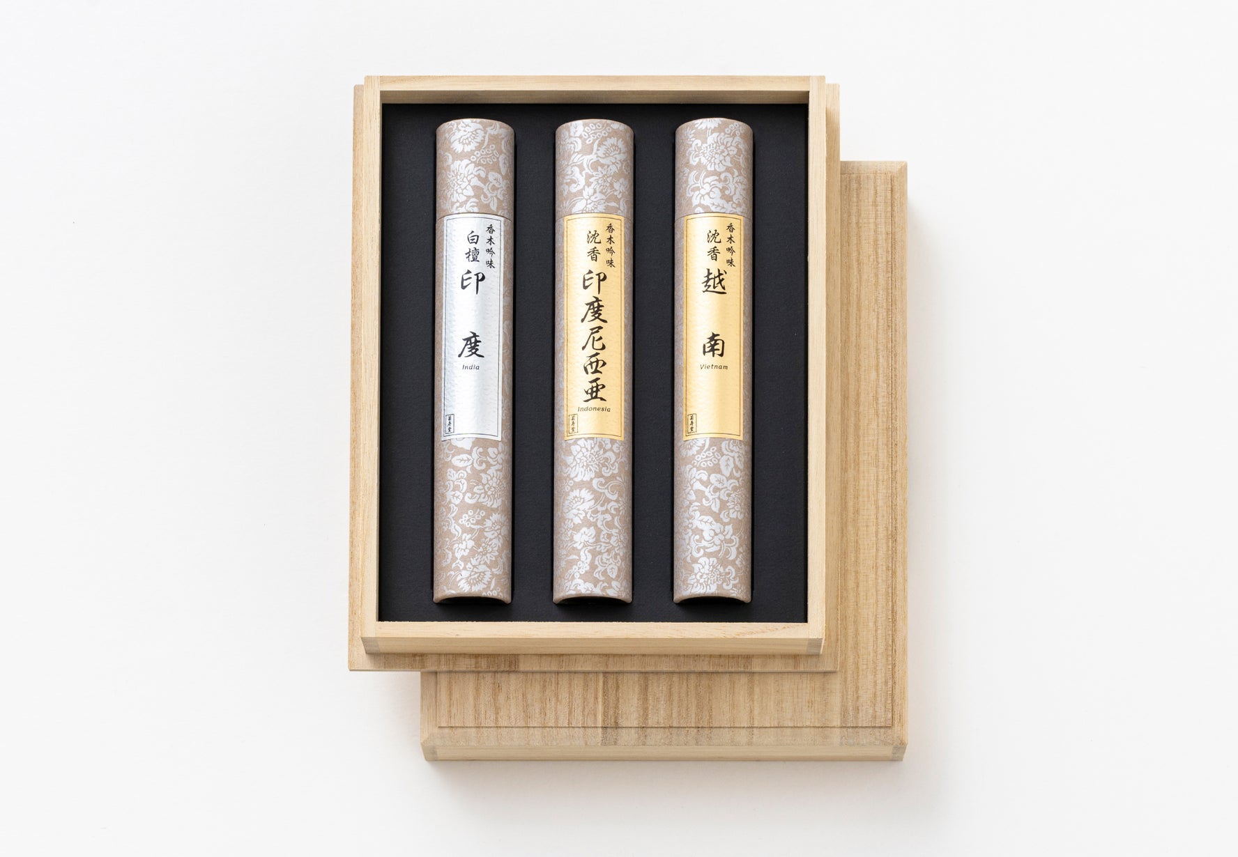 Kikujudo Koboku Ginmi Agarwood (Vietnam, Indonesia) & Sandalwood (India) 1 bundle each (13124)