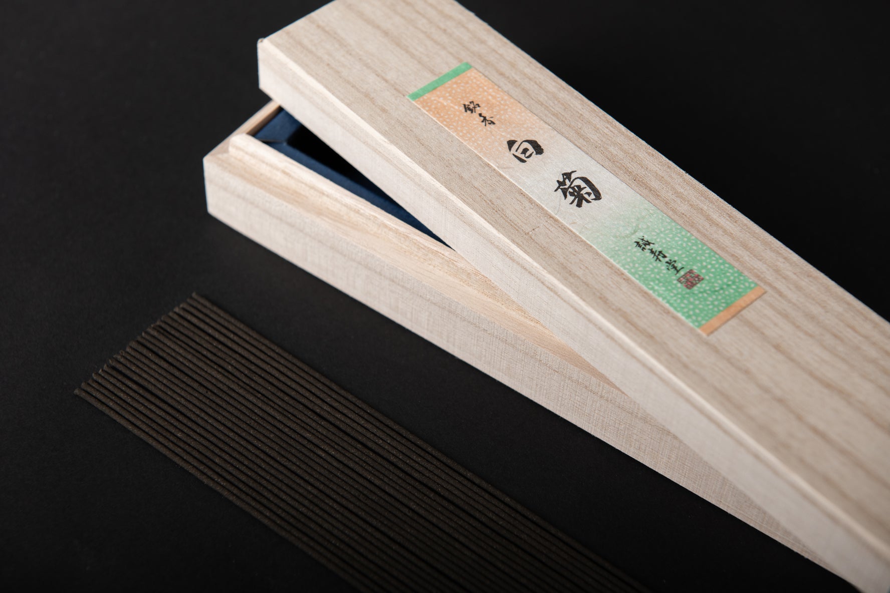 Seijudo Meiko Shiragiku Long Type 7g with Paulownia Box (1GL)