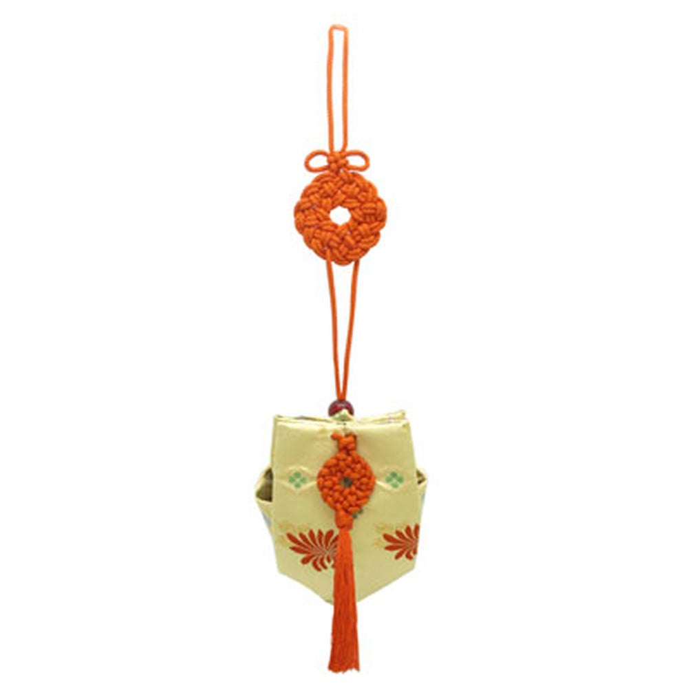Yamadamatsu Kariroku Jouhin Red Cord Chrysanthemum and Shippo Sachet (81504-4)